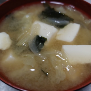 豆腐と白菜とワカメのお味噌汁
